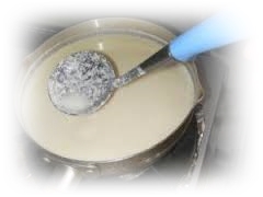 無調整豆乳200mlを鍋に入れ、70℃になるように加熱
