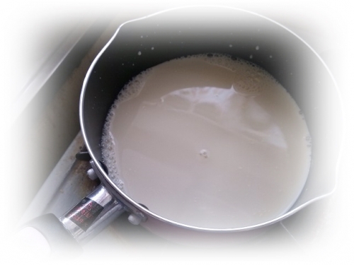 無調整豆乳500mlを弱火にかけて温めます。
